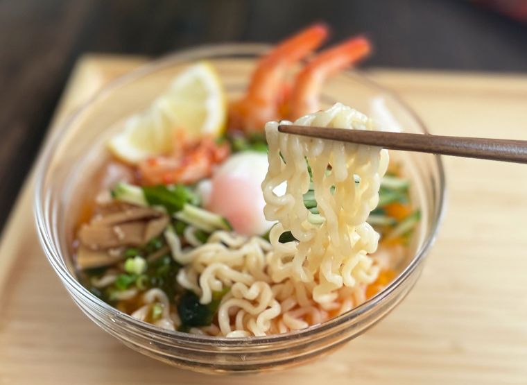 冷たいノグリラーメンを麺リフトしている写真