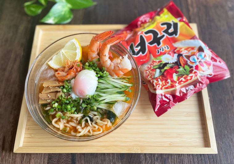 ガラスの器に盛り付けた冷たいノグリラーメン