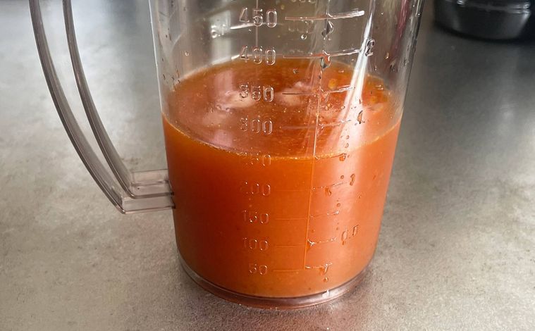 溶かしたラーメンスープを入れた計量カップ