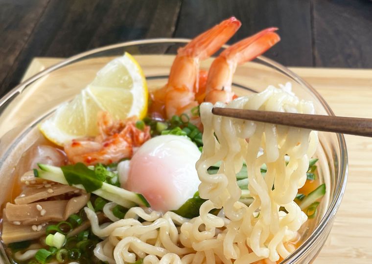 冷やしノグリラーメンの麺を箸で持ち上げているところ