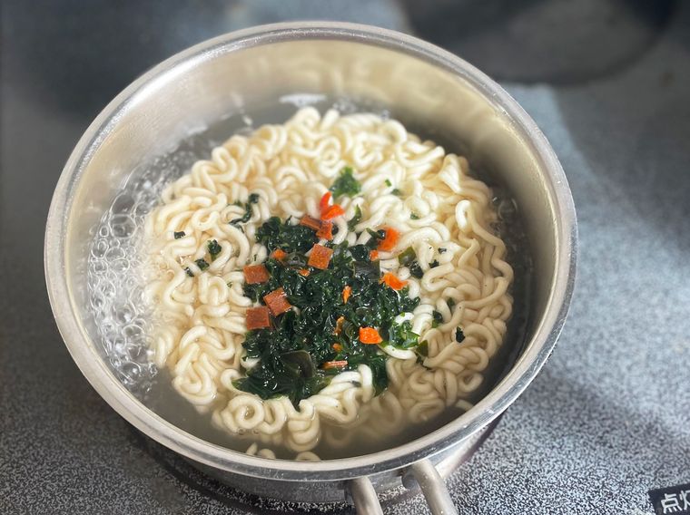 鍋でノグリラーメンをゆでているところ