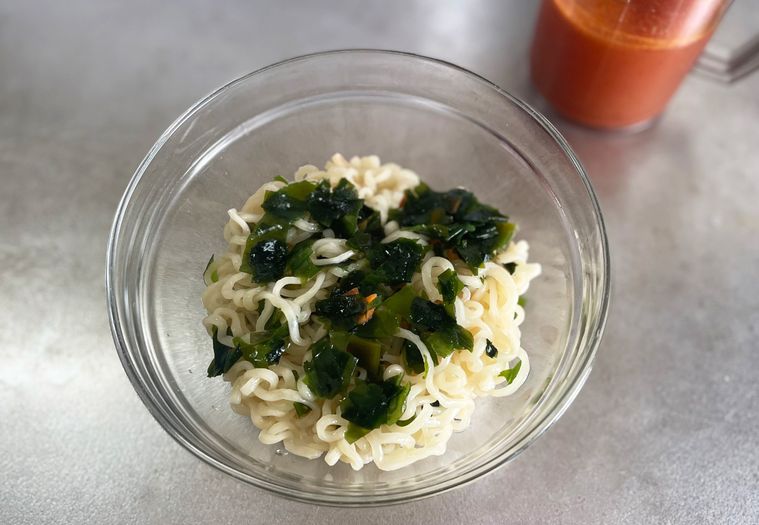 ゆでて冷やしたラーメンをガラスの器に入れた写真