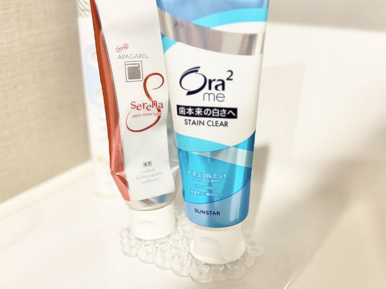 ピタッと吸い付く吸着シートの上に置いた歯磨き粉