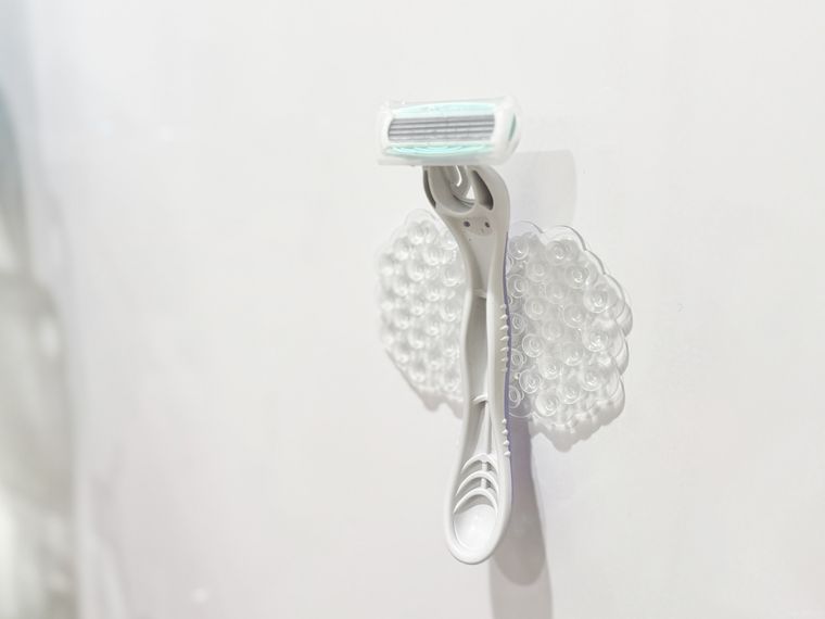 ピタッと吸い付く吸着シートに貼り付けたカミソリ