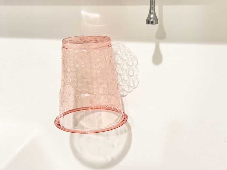 ピタッと吸い付く吸着シートに貼り付けたコップ