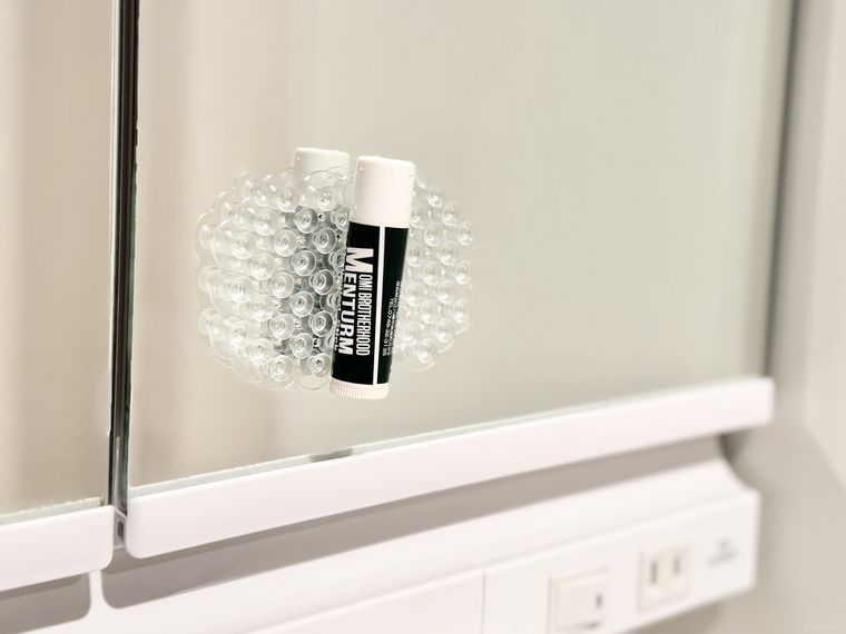 ピタッと吸い付く吸着シートに貼り付けたリップクリーム