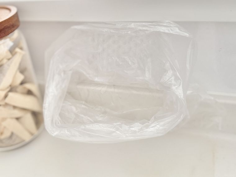 ピタッと吸い付く吸着シートに貼り付けたポリ袋