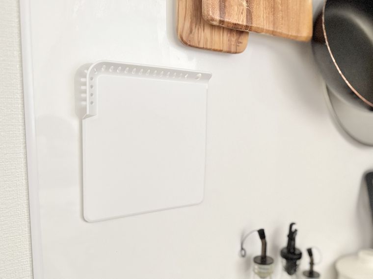 ピタッと吸い付く吸着シートに貼り付けたまな板