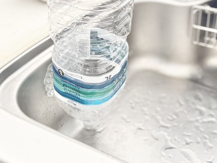 ピタッと吸い付く吸着シートに貼り付けたペットボトル