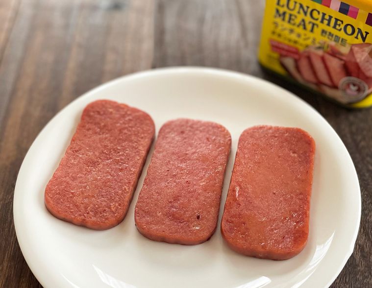 焼いてお皿に盛り付けたランチョンミート