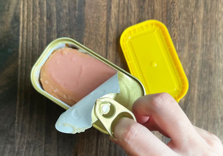ランチョンミートの缶を開けているところ
