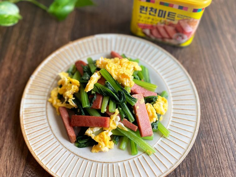 ランチョンミートと小松菜の炒め物