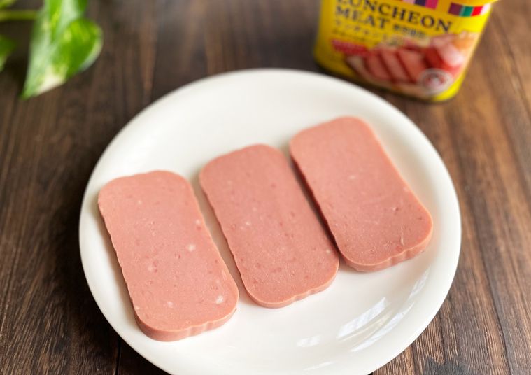 カットしてお皿に並べたランチョンミート