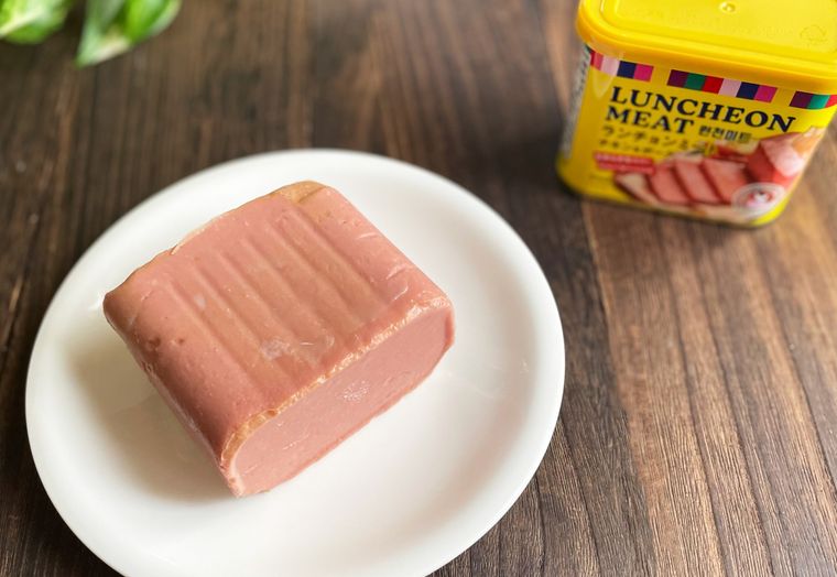 缶から取り出してお皿にのせたランチョンミート