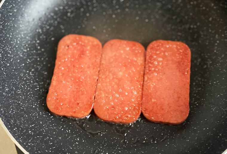 ランチョンミートをフライパンで炒めている写真