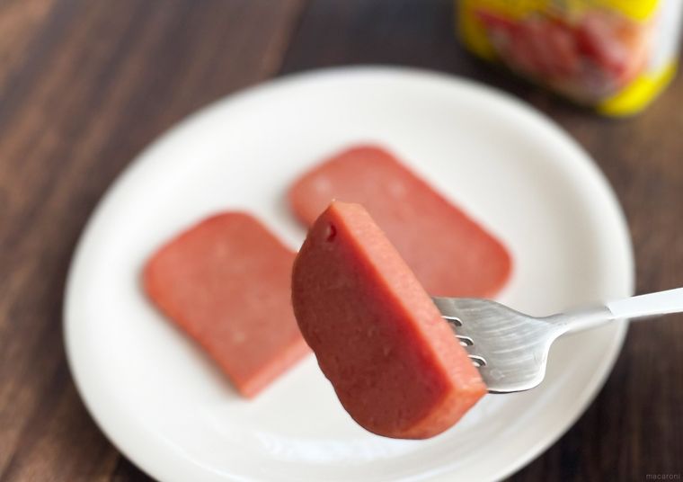 フォークに刺したランチョンミートの断面写真