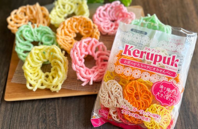 揚げ調理をしたクルプックとパッケージを並べて撮影