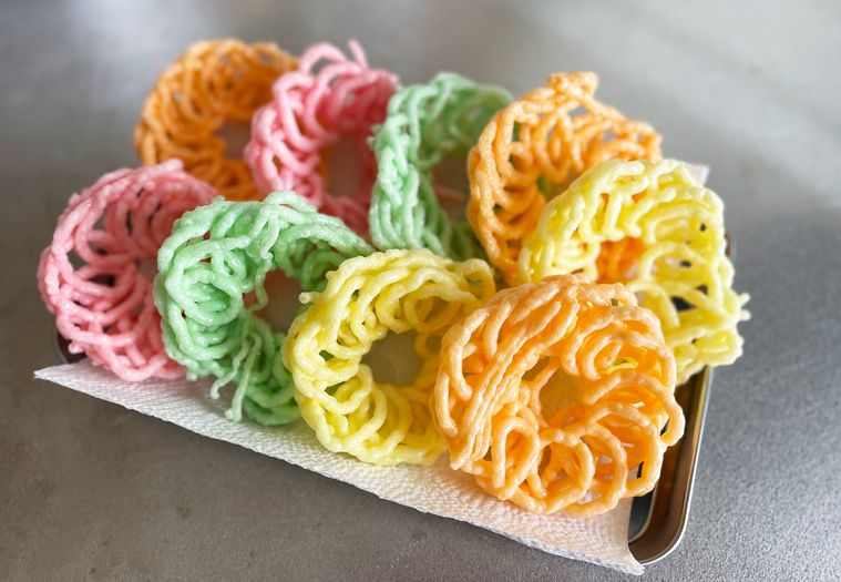 揚げたクルプックの油をきっているところ