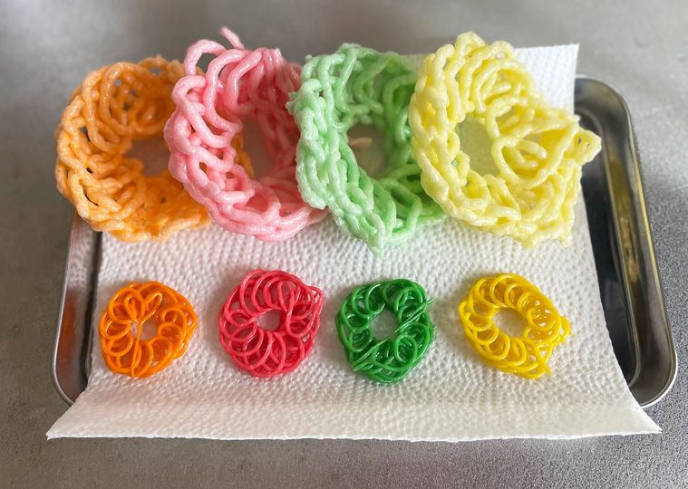 クルプックの揚げる前と揚げた後を並べて大きさを比較