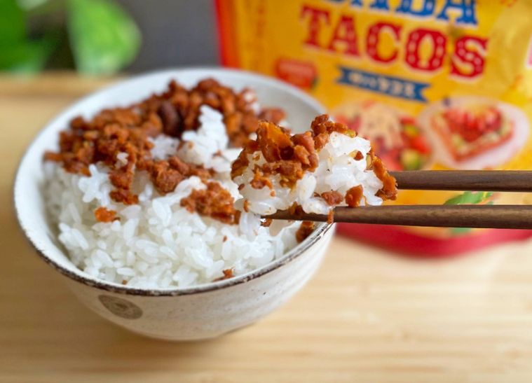 サバタコスをふりかけたご飯を箸で掴んでいる写真