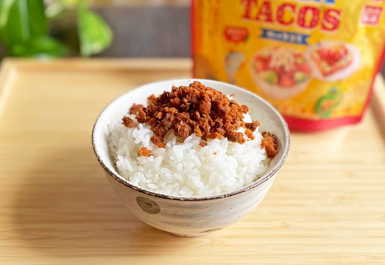 茶碗に盛り付けた白ご飯にサバタコスをふりかけた写真