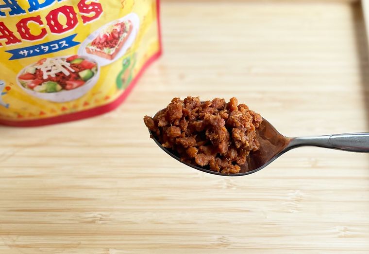 スプーンに盛り付けたサバタコスのアップ