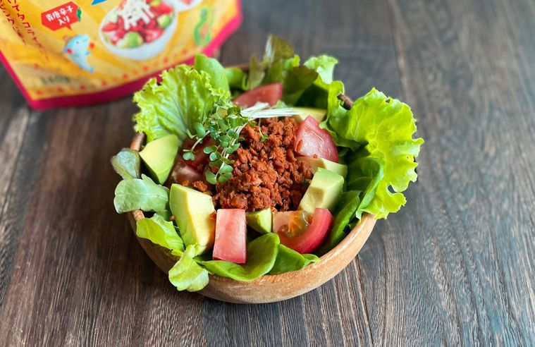サバタコスをトッピングした野菜サラダ
