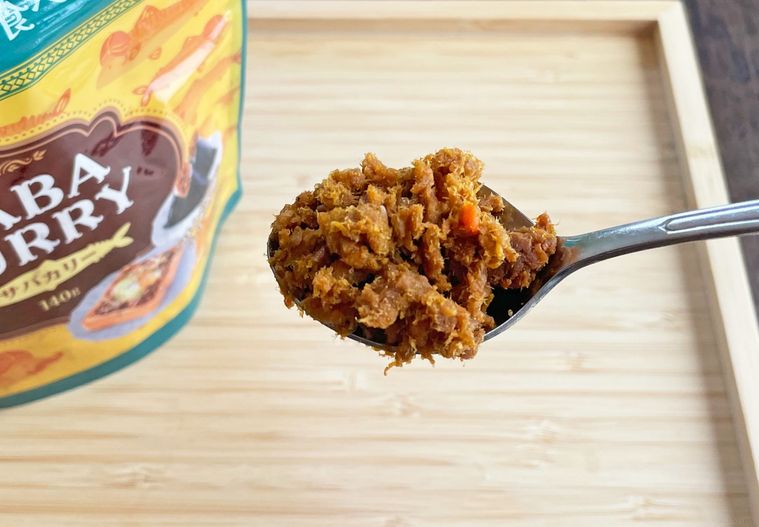 サバカリーをスプーンですくっている写真