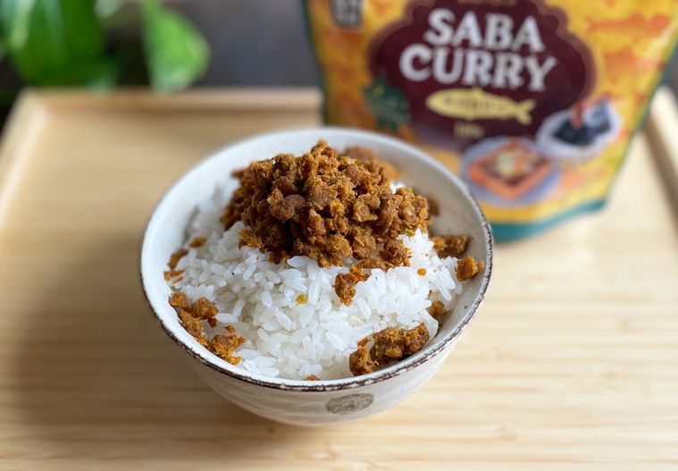 白いご飯に業務スーパーのサバカリーをかけた写真