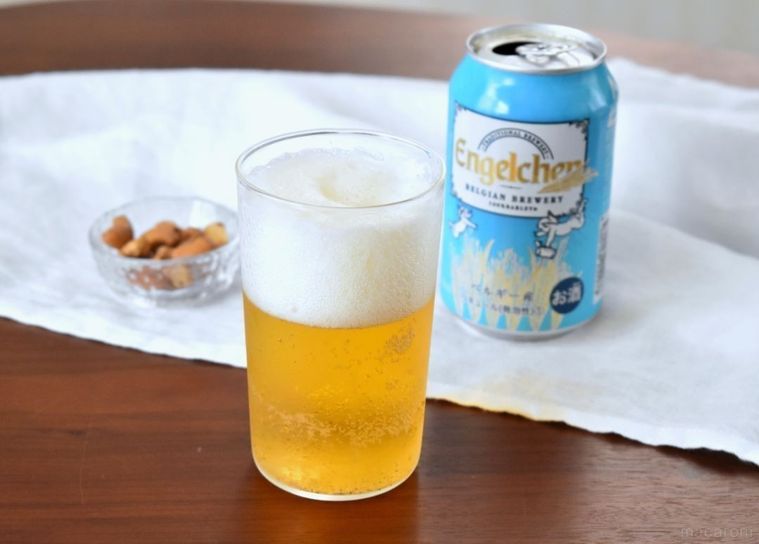 グラスに注いだエンゲルヒェンと缶、おつまみ