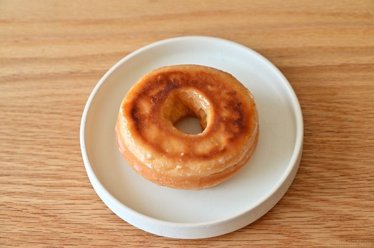 白いお皿に置いた焼きホームカット ハニー