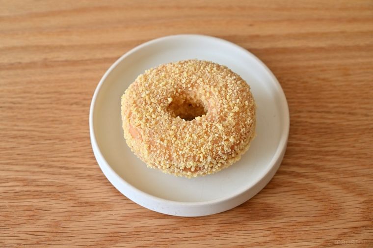 白いお皿に置いた焼きホームカット バタークランチ