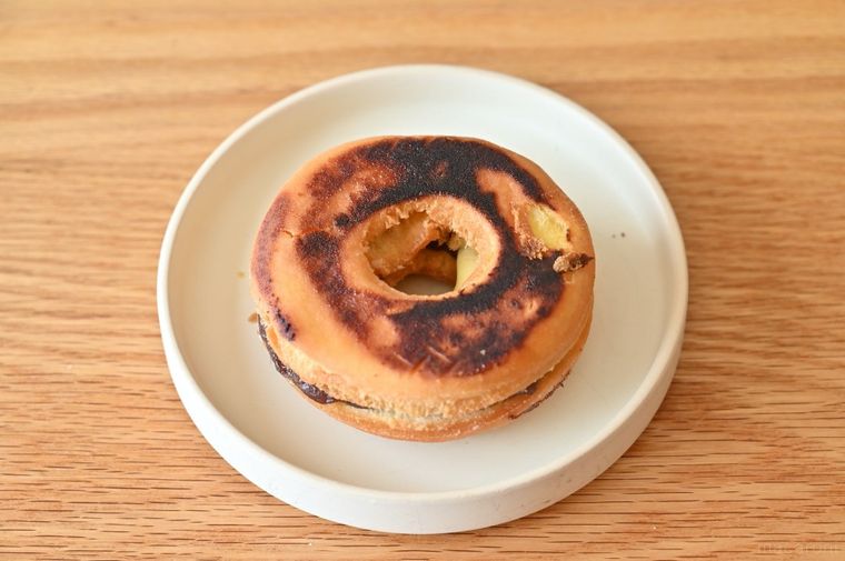 白いお皿に置いた焼きホームカット あんバター