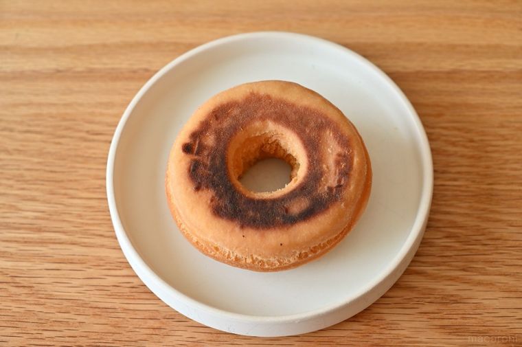 白いお皿に置いた焼きホームカット オリジナル