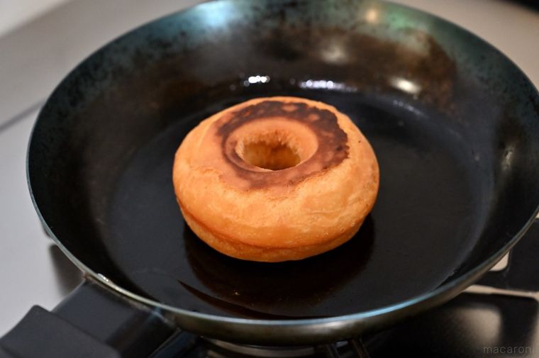 フライパンに焼き色がついたドーナツを置いている