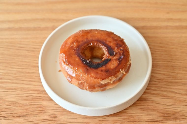 白いお皿に置いた焼きホームカット メープル