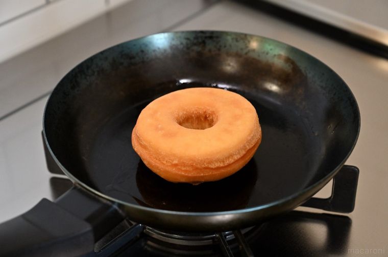 フライパンでドーナツを焼いている