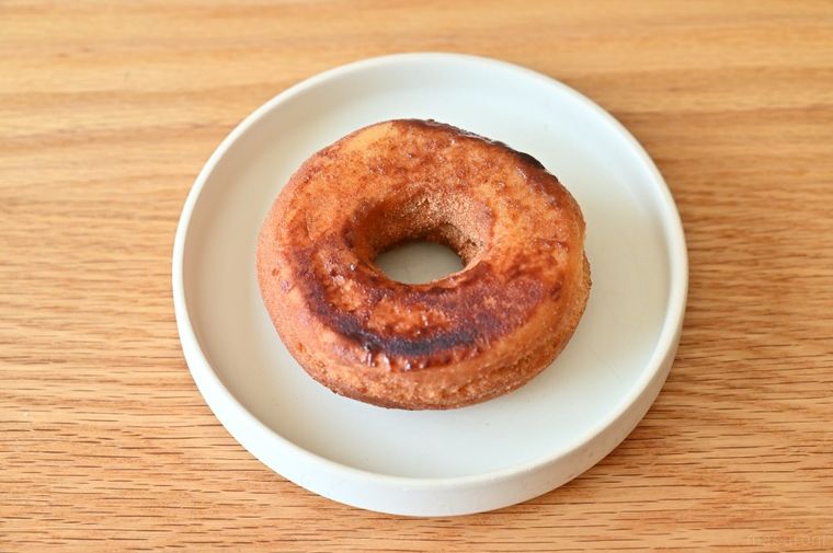 白いお皿に置いた焼きホームカット シナモン