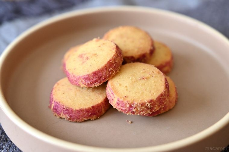 小皿に出したさつまいものクッキー