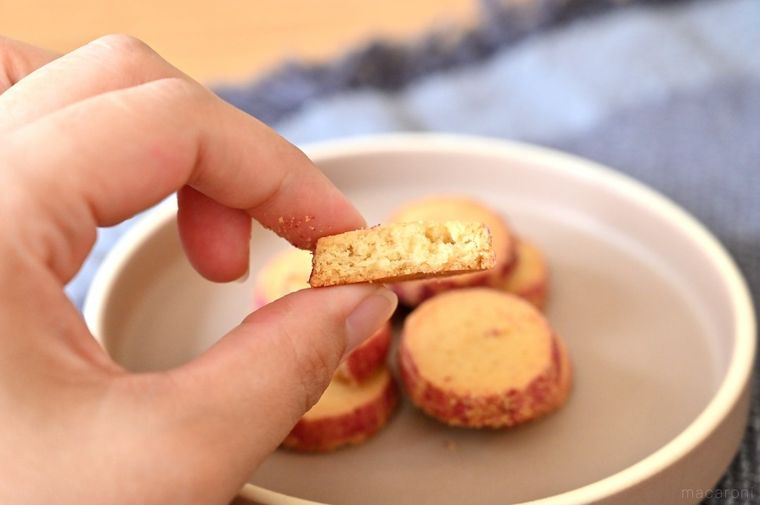 半分に割れたクッキーを手に持っている