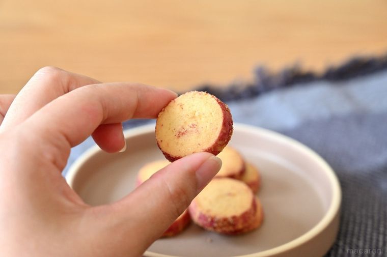 さつまいものクッキーを手に持っている
