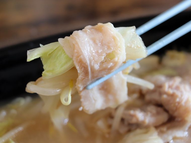 ライフレンジで作る豚バラ蒸ししゃぶ和風だし醤油味を箸上げしている