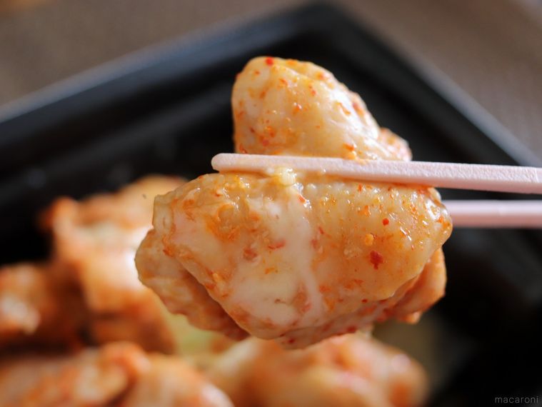 調理したライフレンジで作るチーズタッカルビの鶏肉を箸上げしている様子