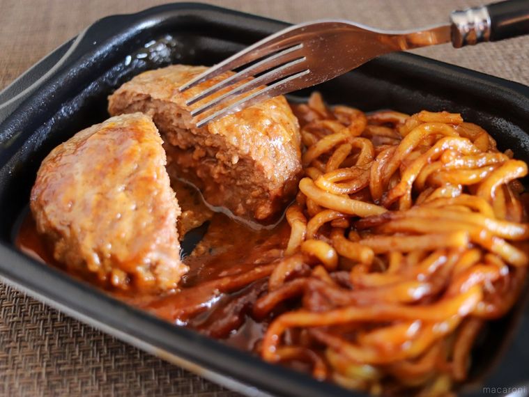 調理したライフレンジで作るチーズデミグラスハンバーグパスタ添えのハンバーグをフォークで割っている様子