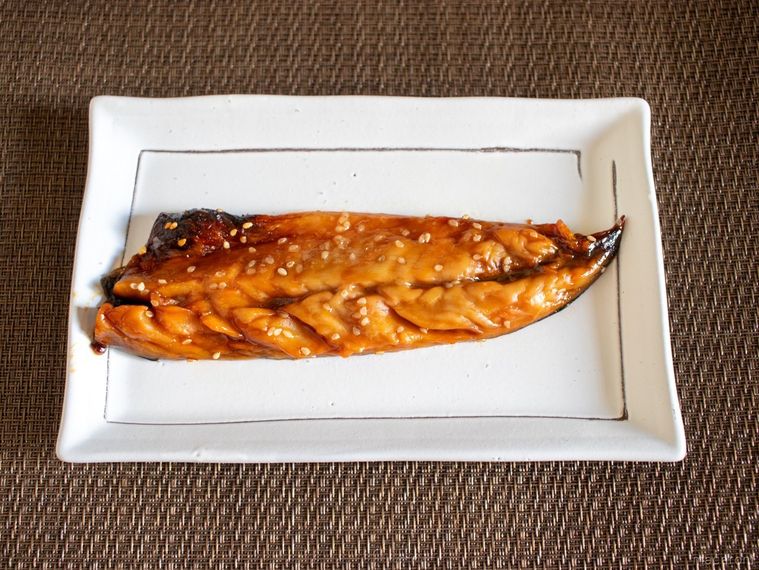 白い和皿に盛り付けられたライフのレンジアップ商品ふっくらさばみりん