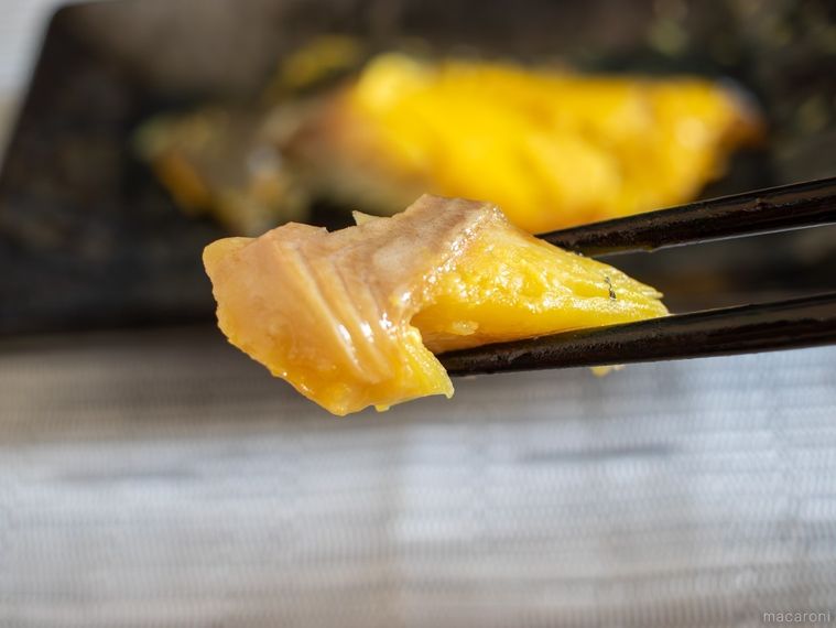 ひと口大のライフジューシー銀だら西京漬を箸上げしている