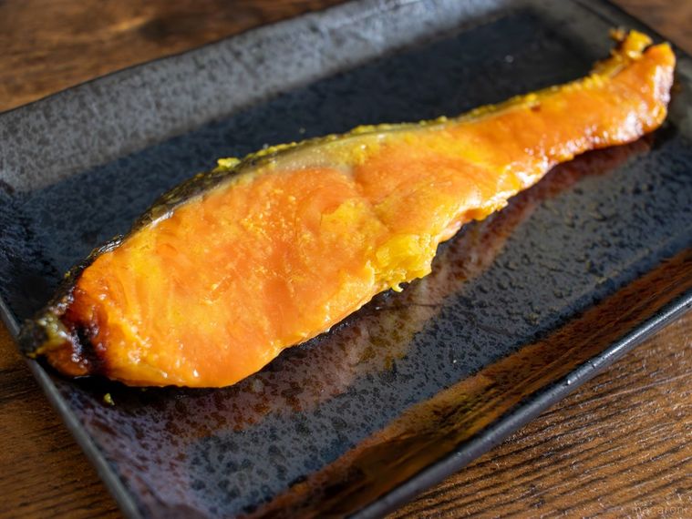 黒い和皿に盛り付けられたライフのレンジアップ商品ジューシー銀鮭西京漬