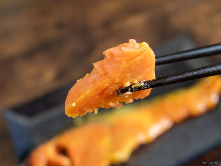 ひと口大のライフジューシー銀鮭西京漬を箸上げしている