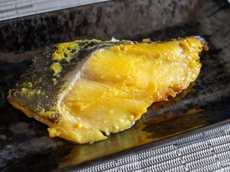 黒い和皿に盛り付けられたライフのレンジアップ商品ジューシー銀だら西京漬