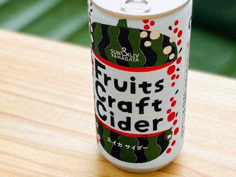 テーブルに置かれた山形食品 フルーツクラフトサイダー スイカ